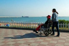 磁县八旬老人推轮椅带老伴游中国(为了方便推轮椅带老伴出门)